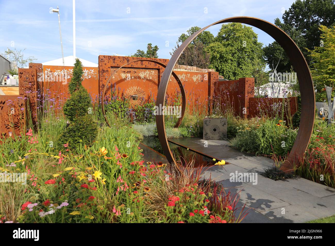 Sunburst (Charlie Bloom et Simon Webster, Médaille de bronze), Show Garden, RHS Hampton court Palace Garden Festival 2022, Londres, Angleterre, Royaume-Uni, Europe Banque D'Images