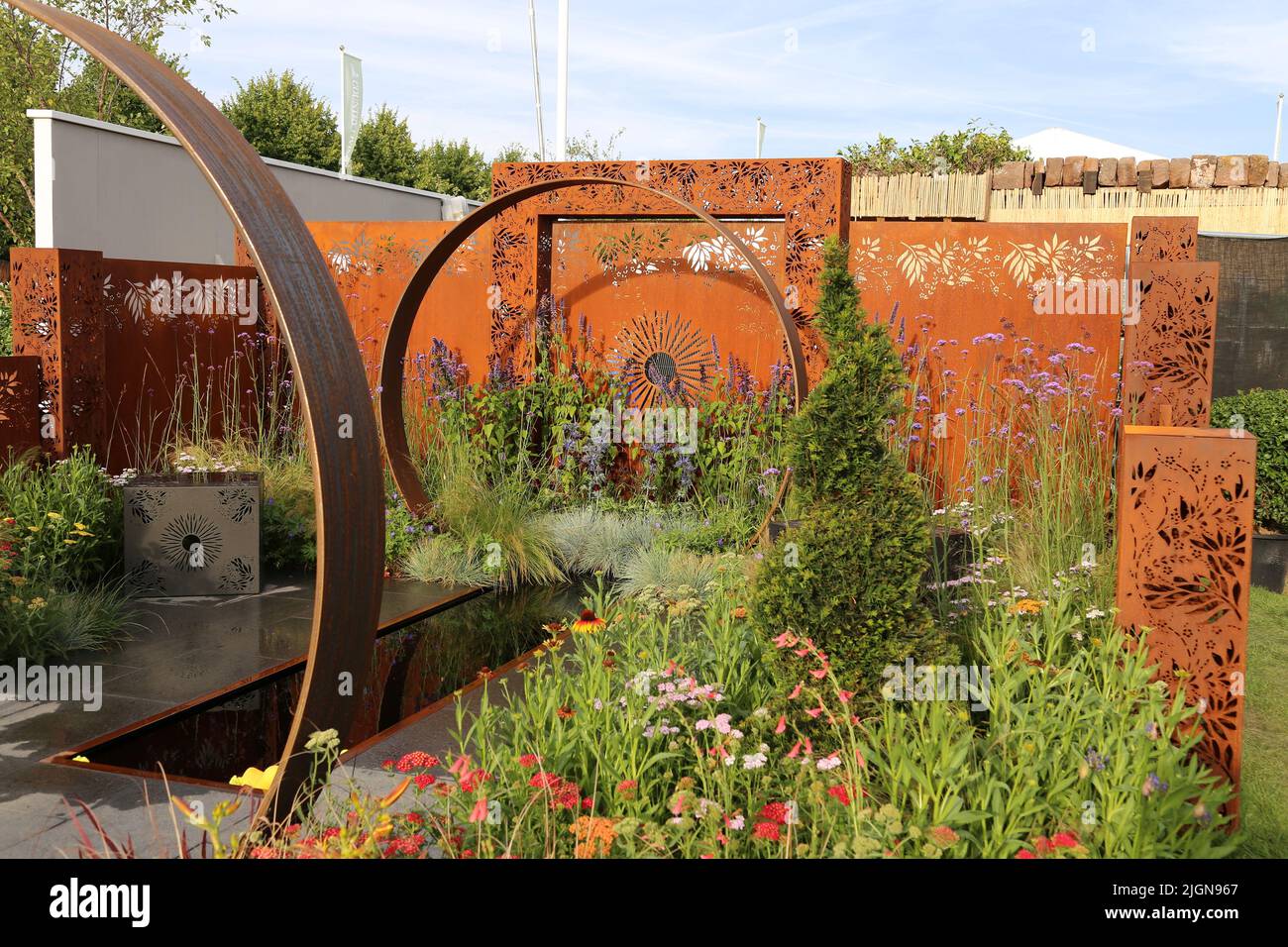 Sunburst (Charlie Bloom et Simon Webster, Médaille de bronze), Show Garden, RHS Hampton court Palace Garden Festival 2022, Londres, Angleterre, Royaume-Uni, Europe Banque D'Images