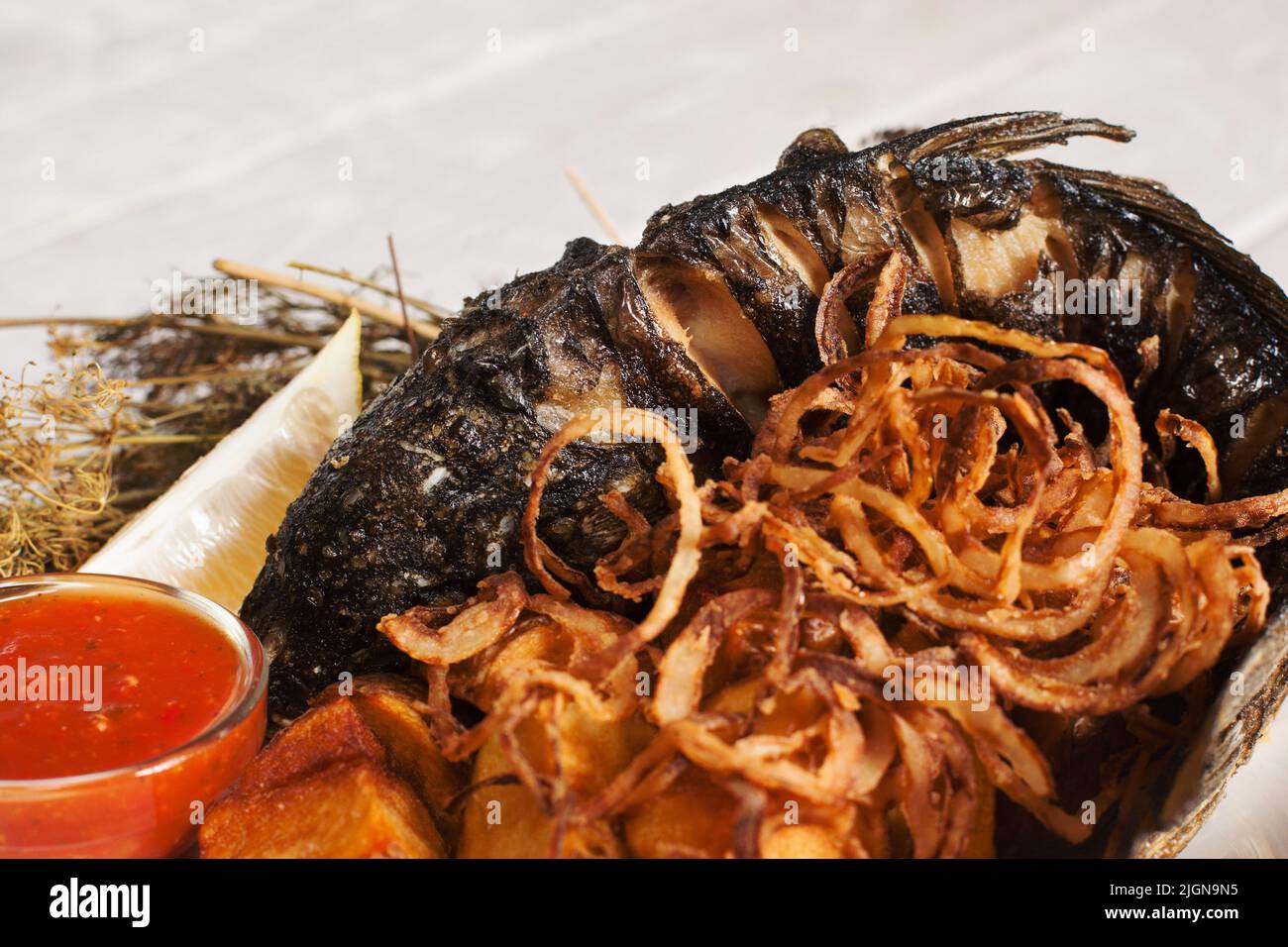 Repas appétissant de poisson frit et de rondelles d'oignon Banque D'Images