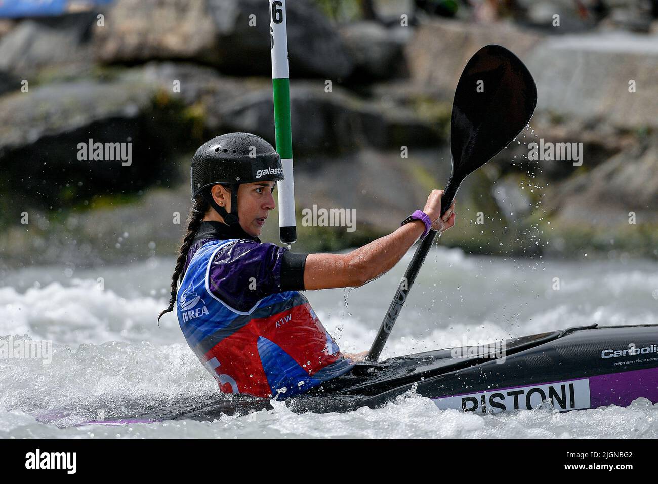 Ivrea, Italie. 10th juillet 2022. Ivrea, Italie 09 juillet 2022 2022 Championnats du monde junior ICF et slalom de canoë U23 à Ivrea, en Italie, les U23 meilleurs pagayeurs slalom de canoë au monde ont pris la scène et se sont battus pour le titre mondial. Les courses suivantes ont eu lieu : canoë pour femmes de moins de 23 ans (C1) canoë pour hommes de moins de 23 ans (C1) kayak pour femmes de moins de 23 ans (K1) kayak pour hommes de moins de 23 ans (K1); kayak pour hommes junior (K1), kayak pour femmes junior (K1), canoë pour femmes junior (K1), canoë junior pour hommes (K1), kayak pour femmes junior () Médaille d'or Lucia (25) : Agence photo indépendante/Alamy Live News Banque D'Images