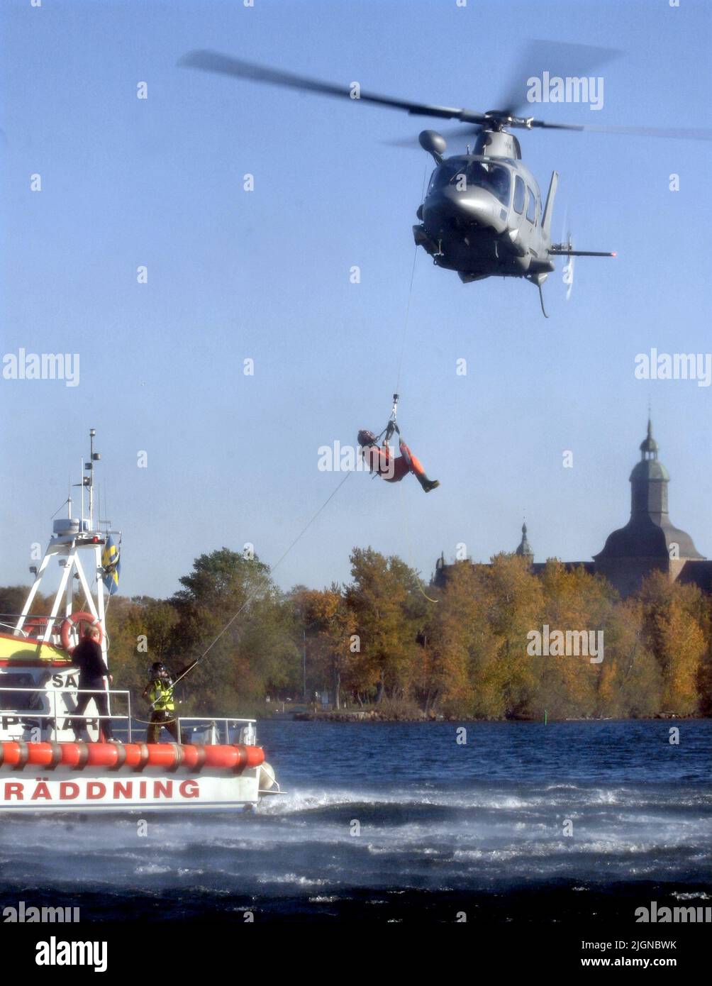 Exercice de sauvetage avec le nouvel hélicoptère 15 de la Force aérienne suédoise et le bateau de sauvetage Skeppsskär. Ici, au lac Vättern, juste à l'extérieur de Vadstena, en Suède. Banque D'Images