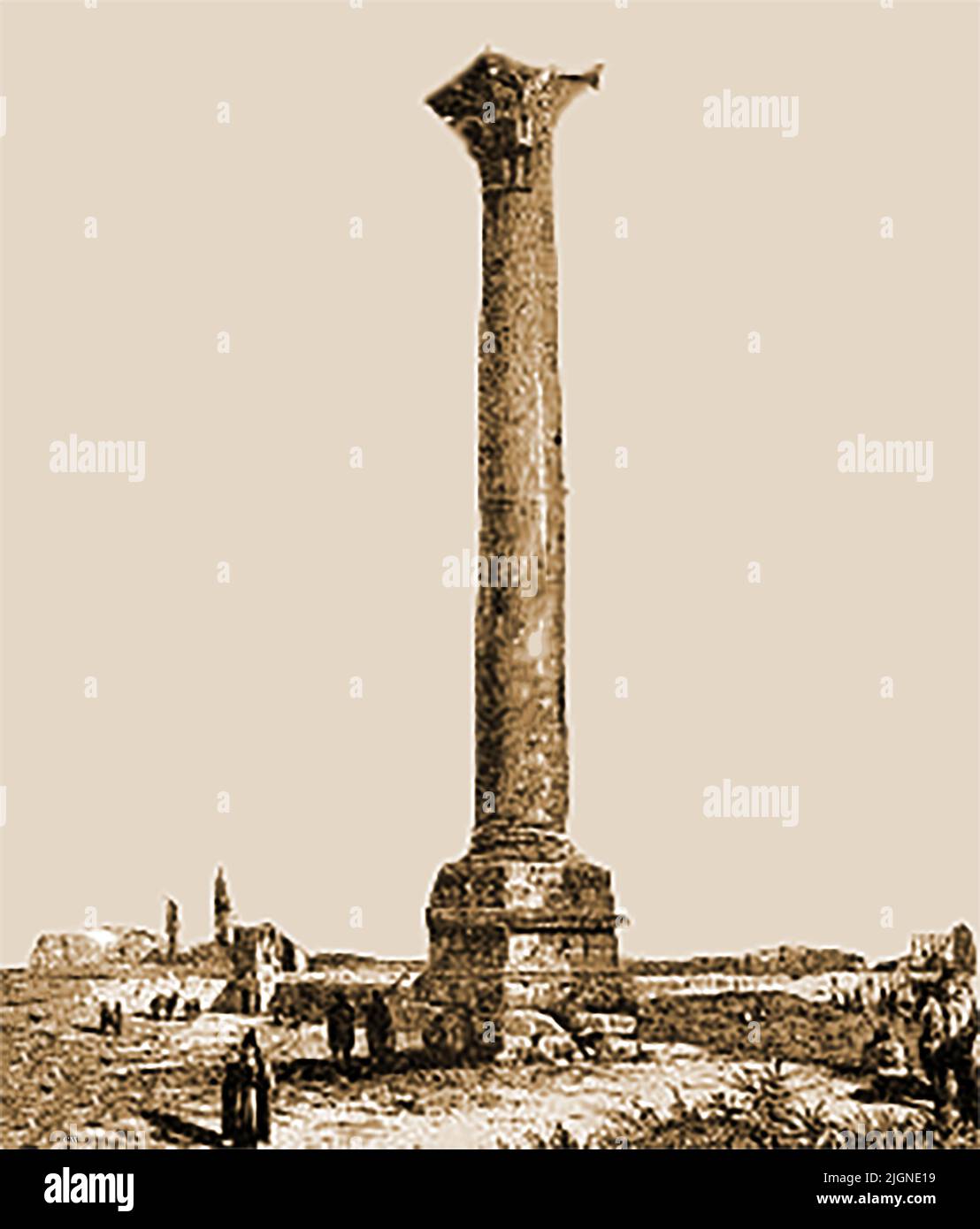 Image victorienne imprimée du pilier de Pompey, Alexandrie, Égypte, établie en l'honneur de l'empereur romain Dioclétien entre 298 et 302 av. J.-C., la colonne géante Corinthienne soutenait à l'origine une statue porphyre géante de l'empereur vêtue d'armure. En 1803, il a été gravi par le commandant et les marins du HMS Pandour, qui aurait été connu sous le nom de Pompey's Boys, en prêtant leur nom au terme naval Pompey pour la base navale de Portsmouth. Banque D'Images