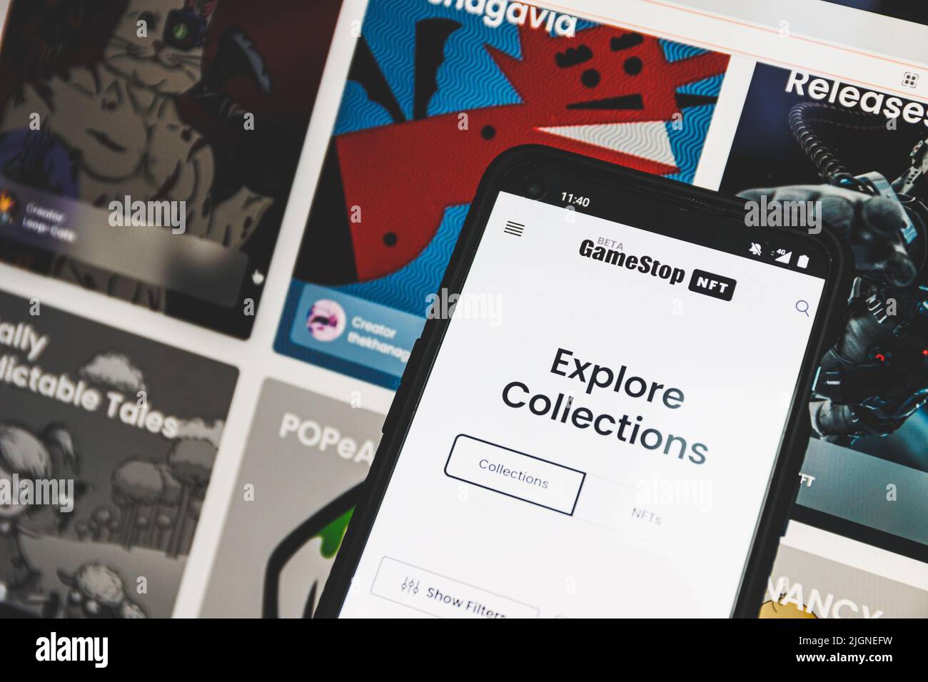 Gamestop NFT Marketplace sur téléphone mobile et PC. Gamestop lance un nouveau marché de jetons non fongibles Banque D'Images