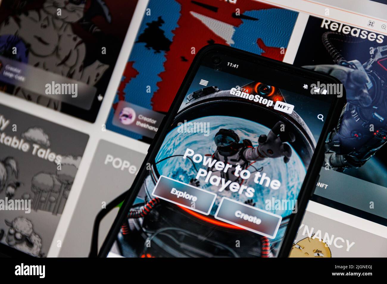 Gamestop NFT Marketplace sur téléphone mobile et PC. Gamestop lance un nouveau marché de jetons non fongibles Banque D'Images