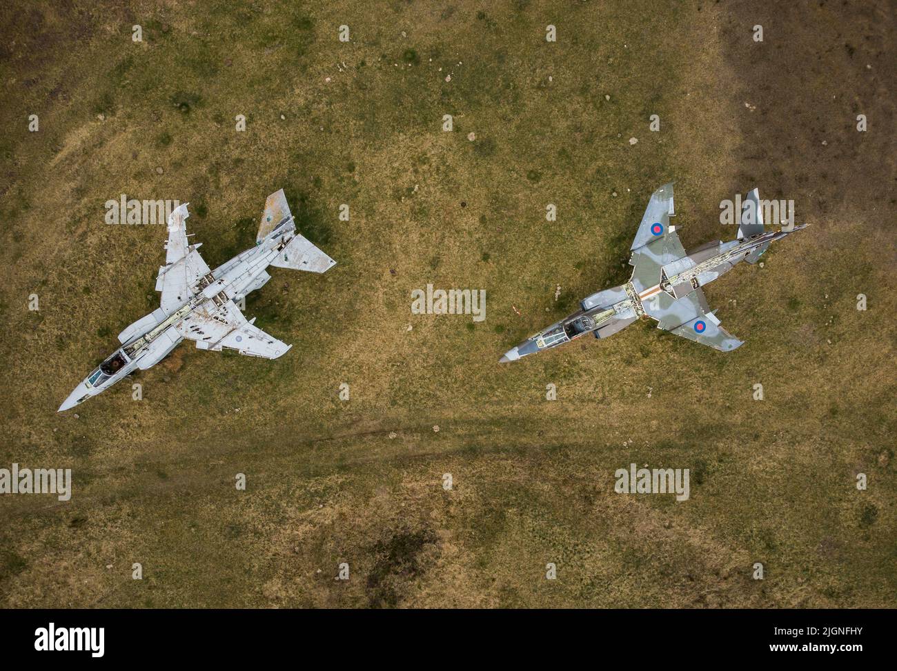 2 Sepecat Jaguar GR1 utilisé comme cibles de portée, Pembrey Sands, pays de Galles, Royaume-Uni Banque D'Images