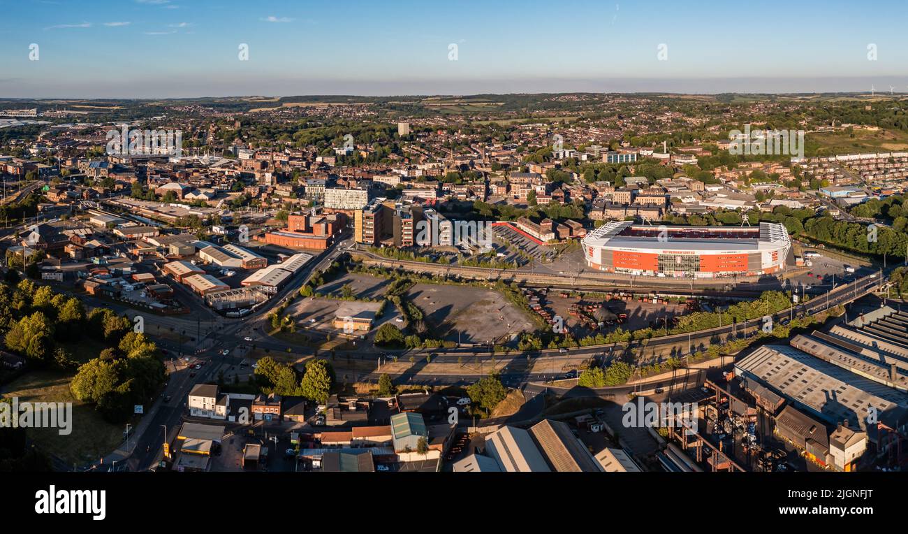 Vue aérienne de Rotherham Cityscape dans le South Yorkshire avec le stade de football de New York qui accueille le championnat européen de football féminin Euro 2022 Banque D'Images