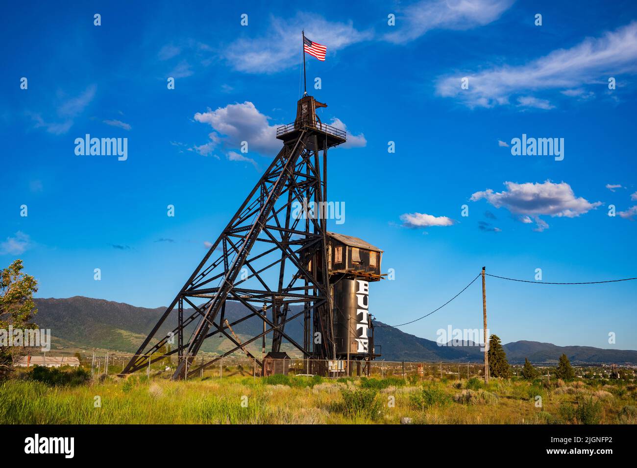 L'un des quatorze cadres de tête, surnommés « cadres de jouves », marque la ligne d'horizon de Butte, Montana, qui marque les restes de mines qui ont fait de la région « le Ric Banque D'Images
