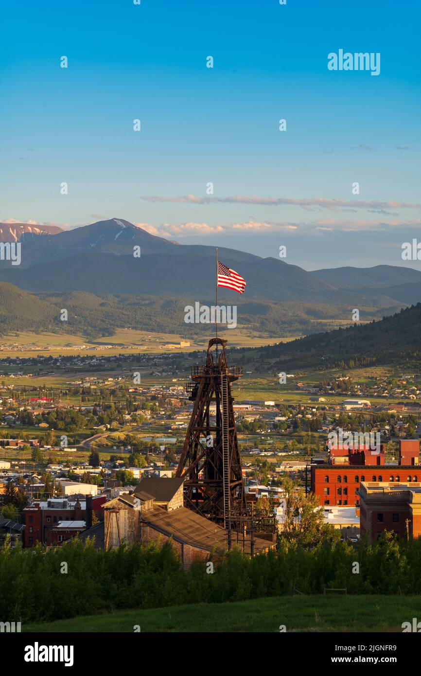 L'un des quatorze cadres de tête, surnommés « cadres de jouves », marque la ligne d'horizon de Butte, Montana, qui marque les restes de mines qui ont fait de la région « le Ric Banque D'Images