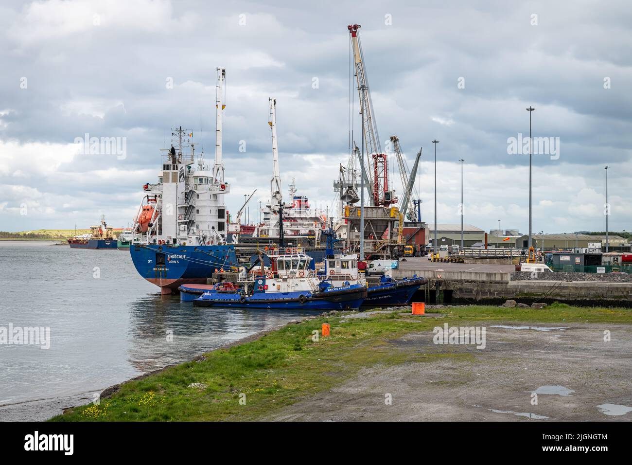Chargement et déchargement de navires dans le port de Foynes, Foynes, Irlande Banque D'Images