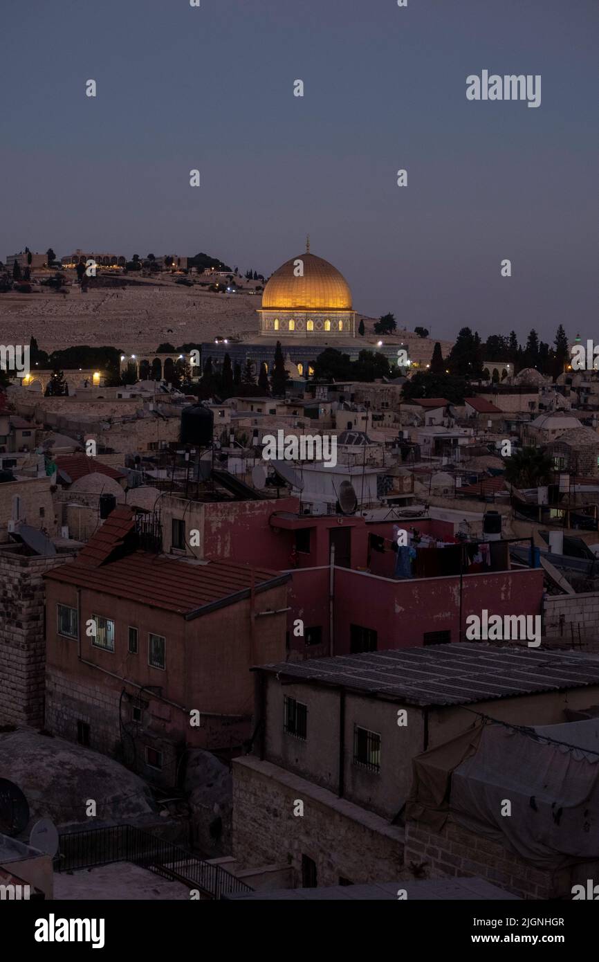 Jérusalem, Vieille ville, Mont du Temple. Le dôme doré du Dôme du Rocher illuminé par les rayons rouges du coucher du soleil Banque D'Images