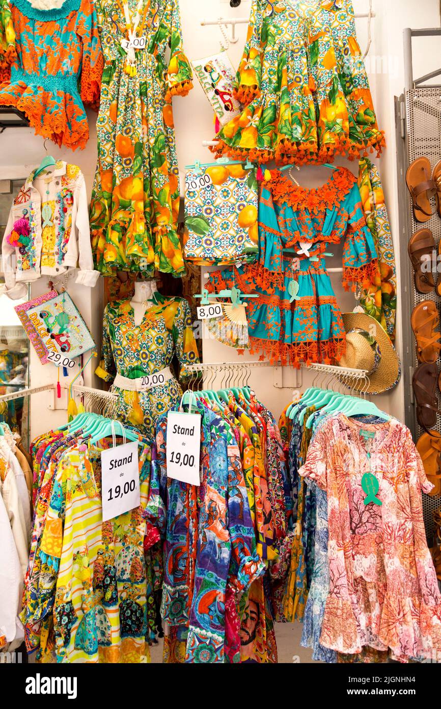 Vêtements colorés à vendre, Positano, côte amalfitaine, Italie Banque D'Images