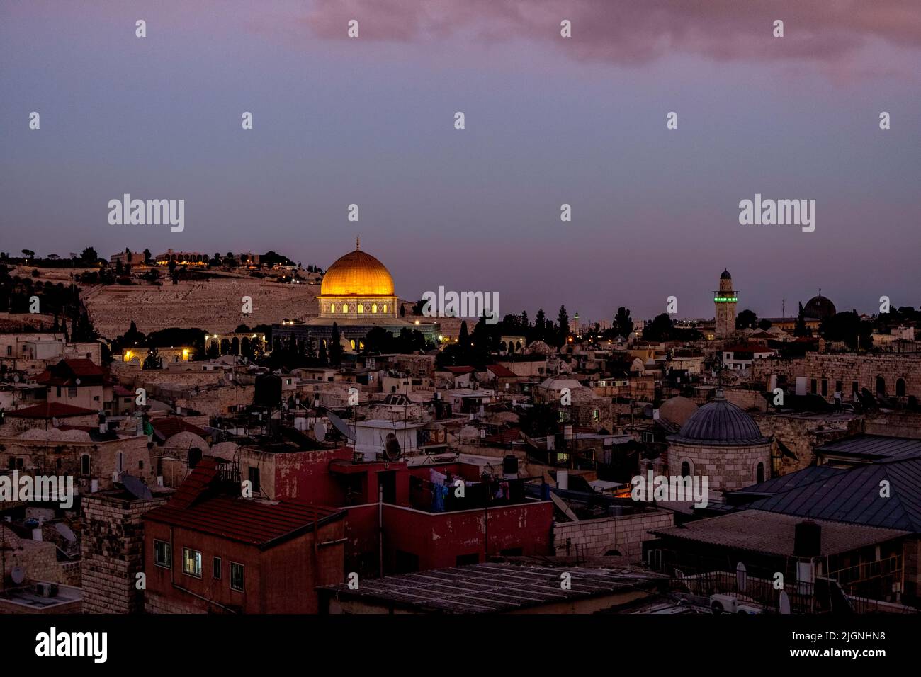 Jérusalem, Vieille ville, Mont du Temple. Le dôme doré du Dôme du Rocher illuminé par les rayons rouges du coucher du soleil Banque D'Images