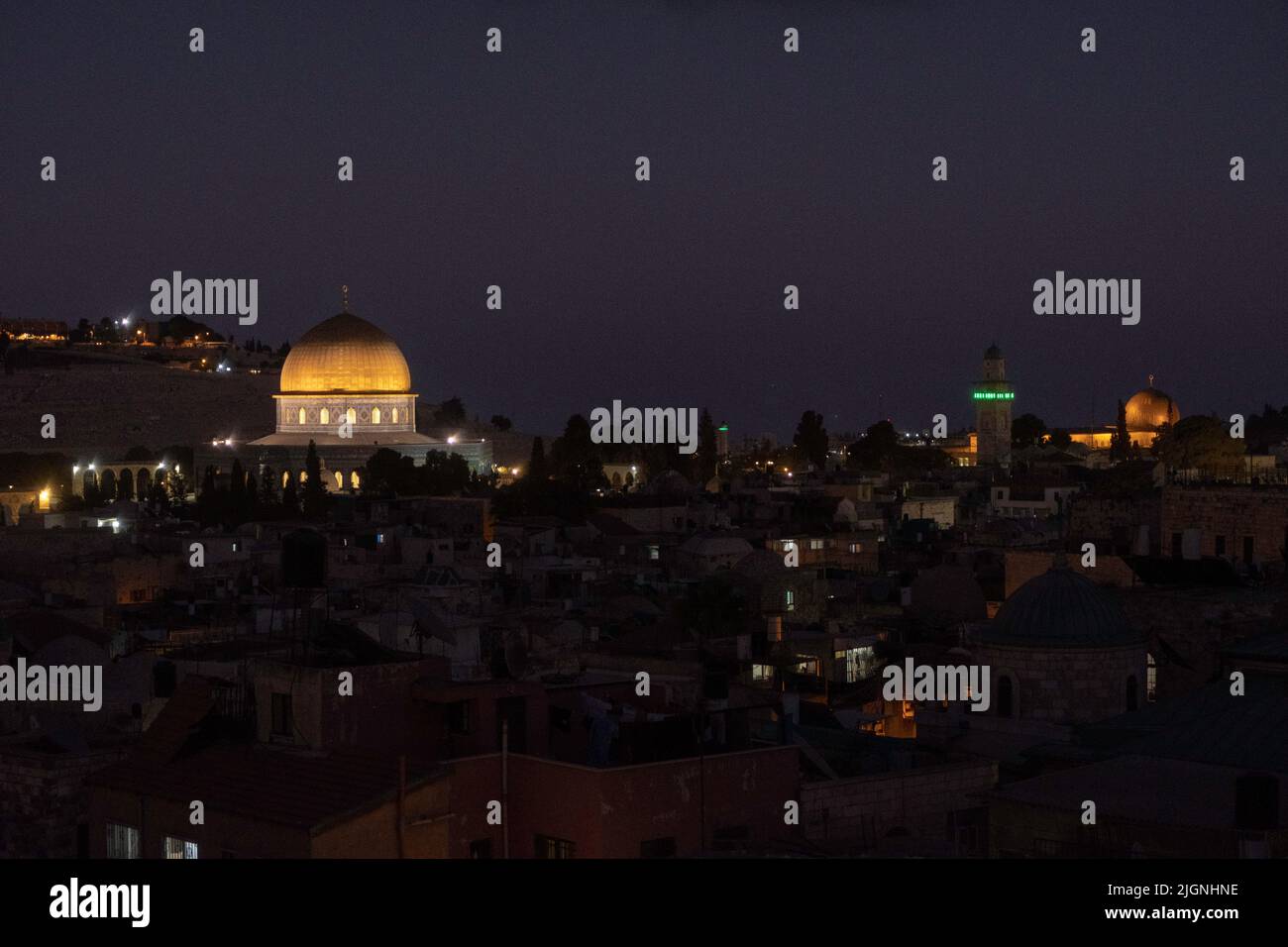 Jérusalem, Vieille ville, Mont du Temple. Le dôme doré du Dôme du Rocher illuminé par les rayons rouges du coucher du soleil Banque D'Images