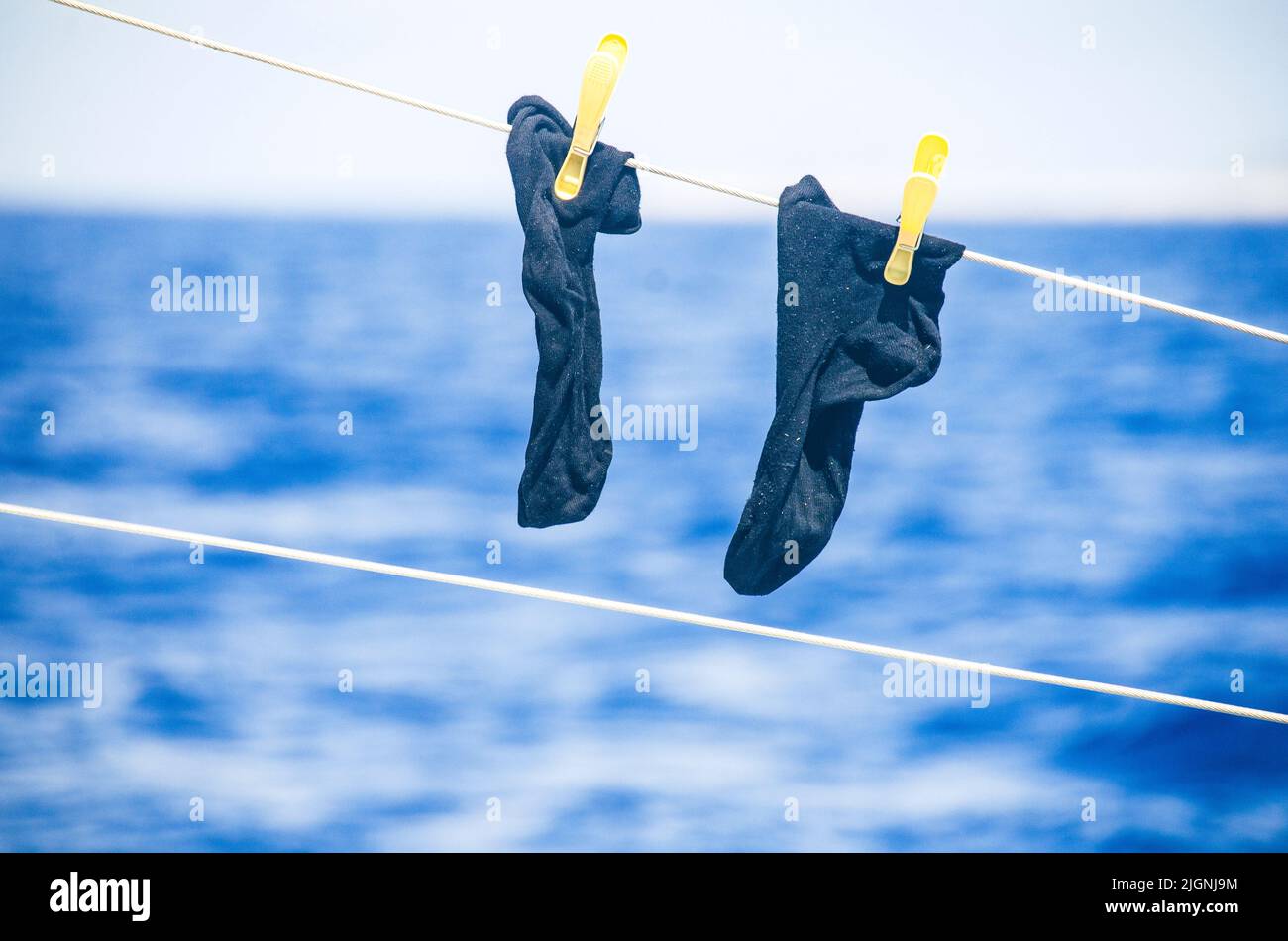 Le lavage est le séchage sur la rampe d'un yacht à la mer Banque D'Images