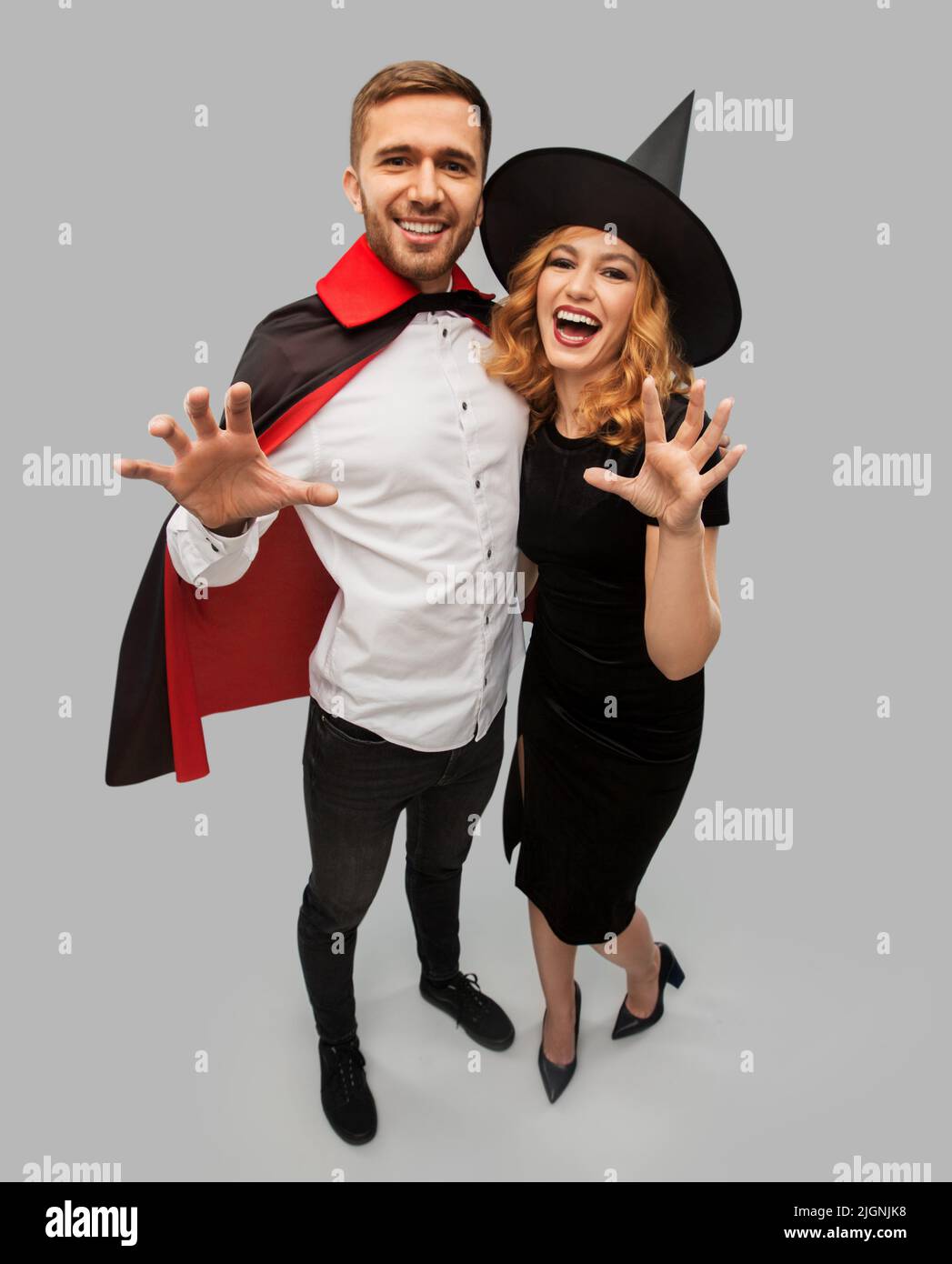 couple en costumes d'halloween de sorcière et de vampire Banque D'Images
