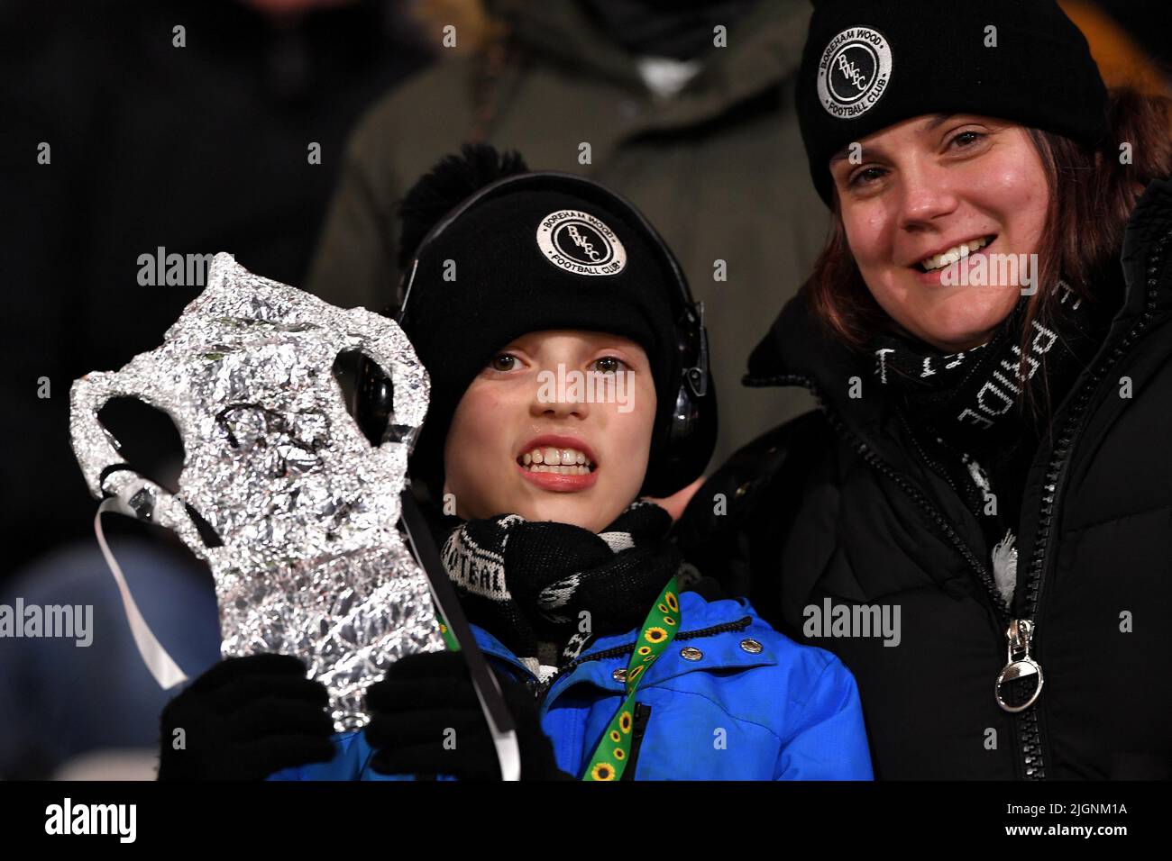 Un jeune fan de Boreham Wood détient une réplique de la FA Cup - AFC Bournemouth v Boreham Wood, la Emirates FA Cup quatrième tour, Vitality Stadium, Bournemouth, Royaume-Uni - 6th février 2022 usage éditorial exclusif - restrictions DataCo Banque D'Images