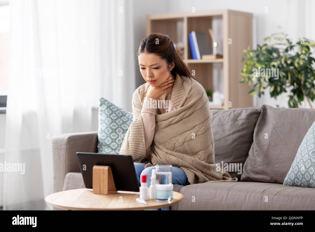 femme malade ayant un appel vidéo sur tablette pc à la maison Banque D'Images