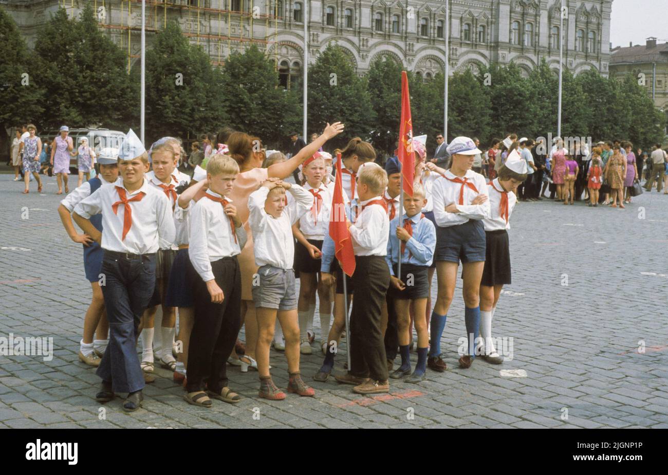 LES pionniers SOVIÉTIQUES DE MOSCOU visitent Moscou et la place Rouge Banque D'Images