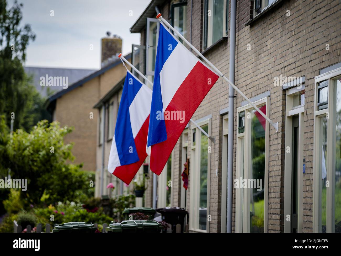 2022-07-12 11:06:20 HAZERSWOUDE-DORP - le drapeau hollandais inversé est suspendu sur les façades d'une maison. Le drapeau apparaît de plus en plus dans le pays comme un symbole contre le gouvernement. ANP BART MAAT pays-bas hors - belgique hors Banque D'Images