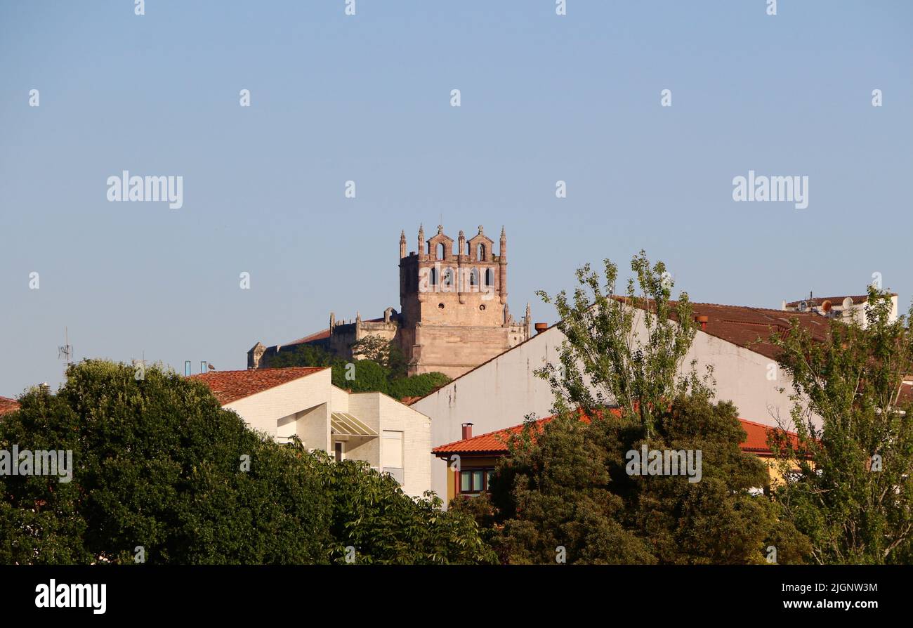 Vue sur le paysage avec l'église Iglesia de Santa María de los Ángeles San Vicente de la Barquera Cantabria Espagne Banque D'Images