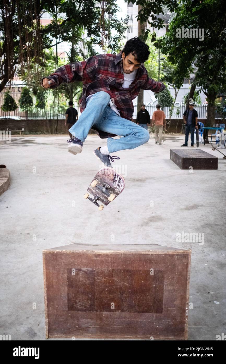 Performing tricks with a skateboard Banque de photographies et d'images à  haute résolution - Alamy