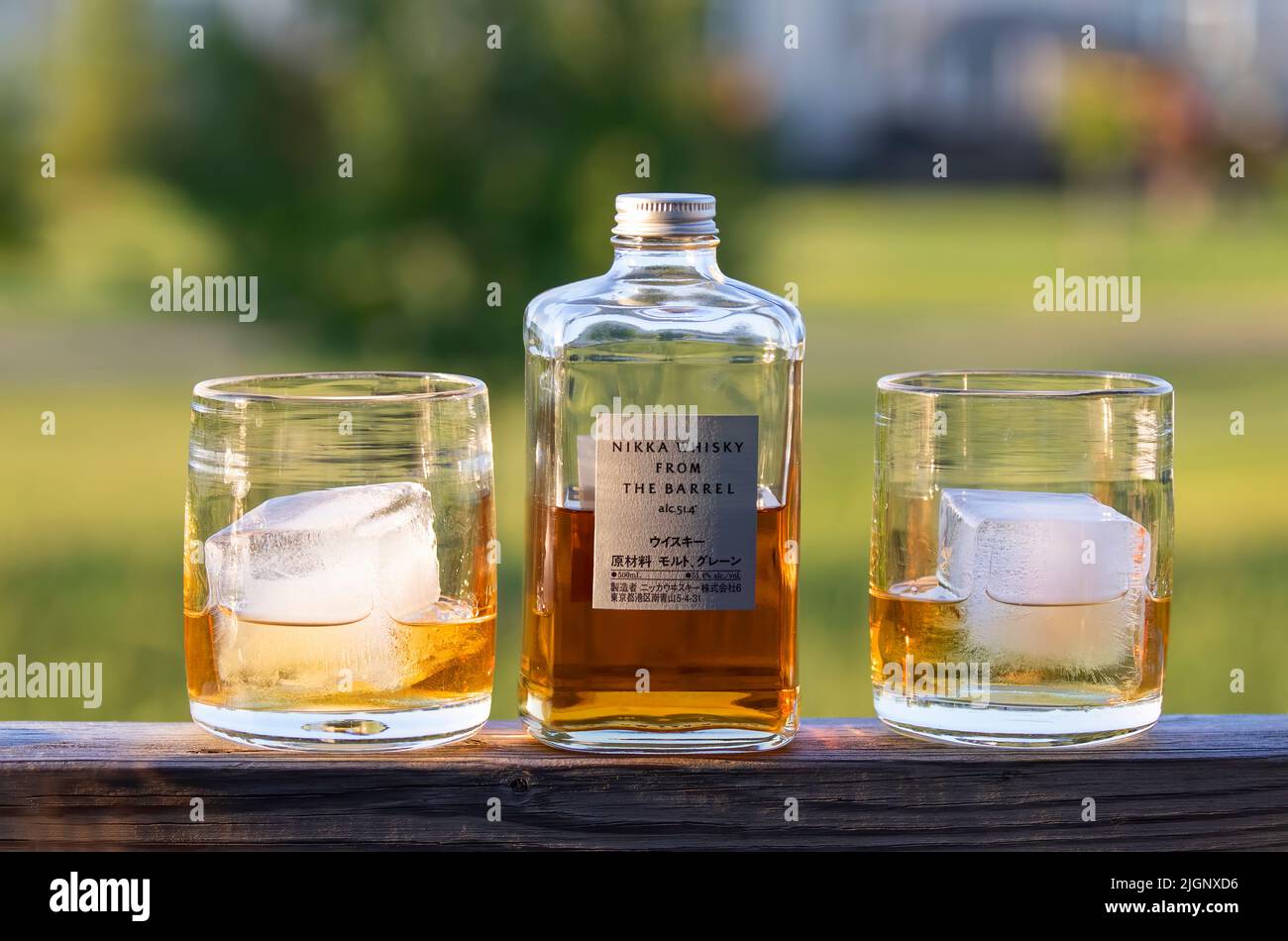 Nikka Whisky sur glace, produit au Japon et il est mis en bouteille directement à partir du baril. Banque D'Images