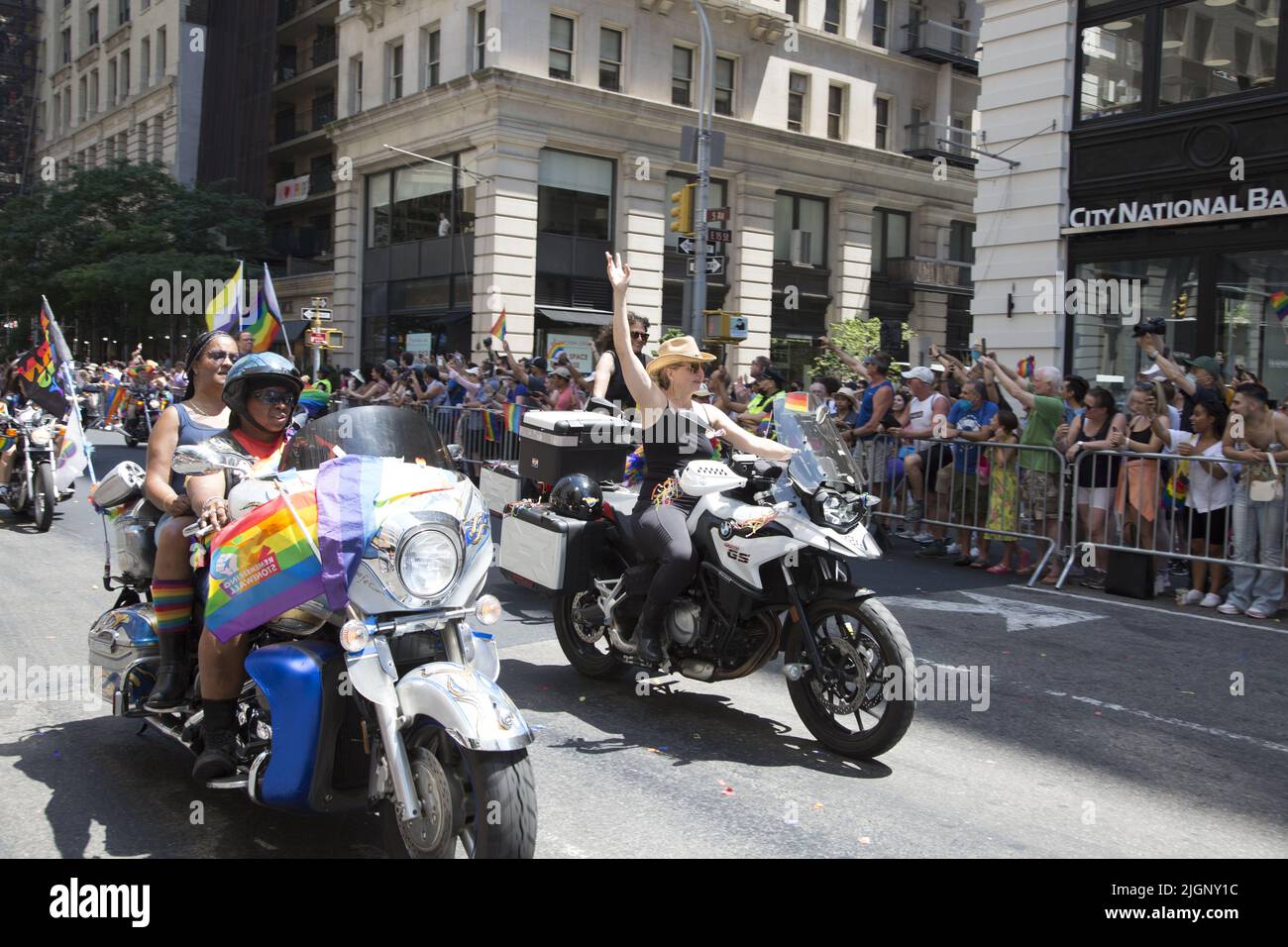 Le défilé annuel gay Pride revient en mars sur 5th Avenue et se termine sur Christopher Street dans Greenwich Village après une pause de 3 ans en raison de la pandémie Covid-19. Les motards se promette dans le défilé. Banque D'Images