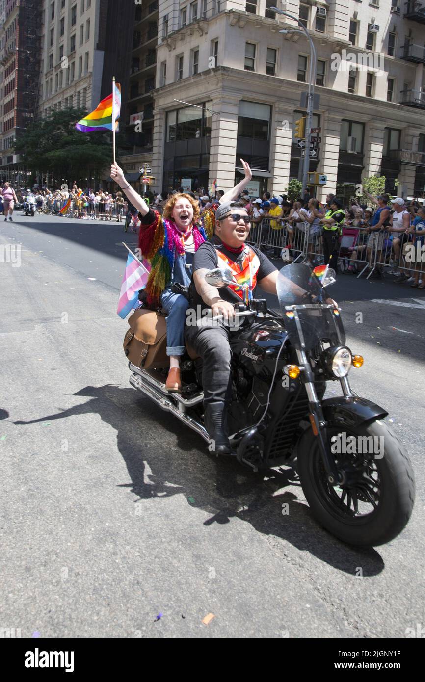 Le défilé annuel gay Pride revient en mars sur 5th Avenue et se termine sur Christopher Street dans Greenwich Village après une pause de 3 ans en raison de la pandémie Covid-19. Le club de motos pour femmes se promette dans la parade. Banque D'Images