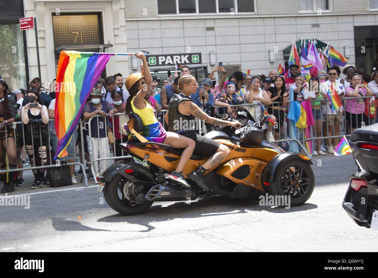 Le défilé annuel gay Pride revient en mars sur 5th Avenue et se termine sur Christopher Street dans Greenwich Village après une pause de 3 ans en raison de la pandémie Covid-19. Le club de motos pour femmes se promette dans la parade. Banque D'Images