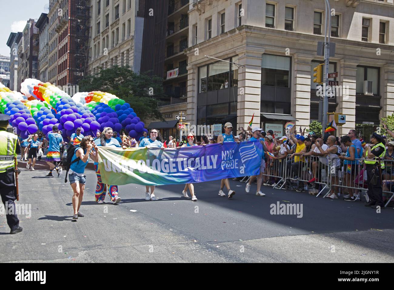 Le défilé annuel gay Pride revient en mars sur 5th Avenue et se termine sur Christopher Street dans Greenwich Village après une pause de 3 ans en raison de la pandémie Covid-19. La parade commence par une vague de ballons arc-en-ciel sur 5th Avenue. Banque D'Images