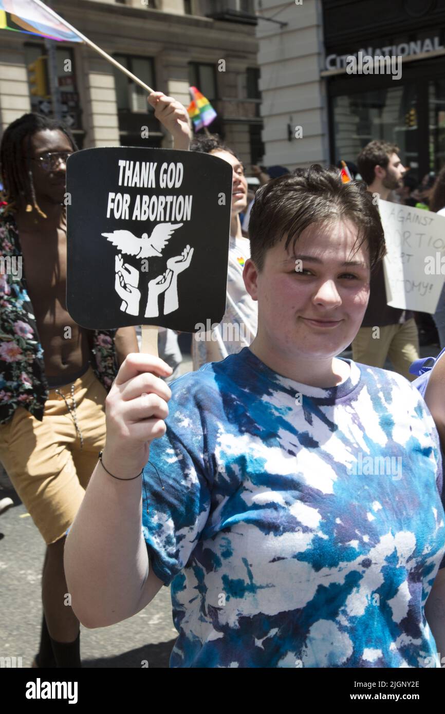 Le défilé annuel gay Pride revient en mars sur 5th Avenue et se termine sur Christopher Street dans Greenwich Village après une pause de 3 ans en raison de la pandémie Covid-19. Banque D'Images