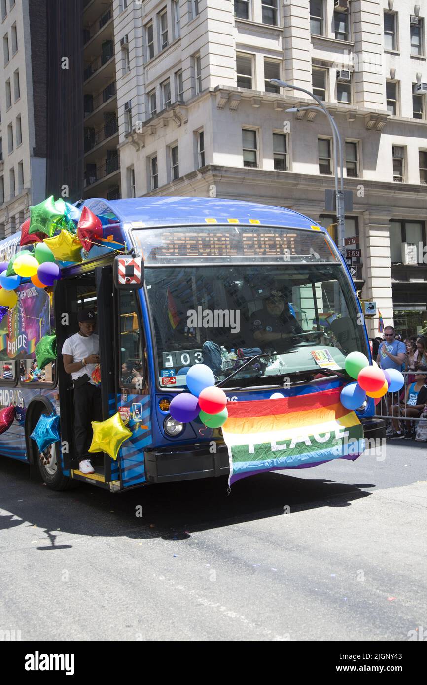 Le défilé annuel gay Pride revient en mars sur 5th Avenue et se termine sur Christopher Street dans Greenwich Village après une pause de 3 ans en raison de la pandémie Covid-19. Des membres du syndicat local des transports ont défilé. Banque D'Images