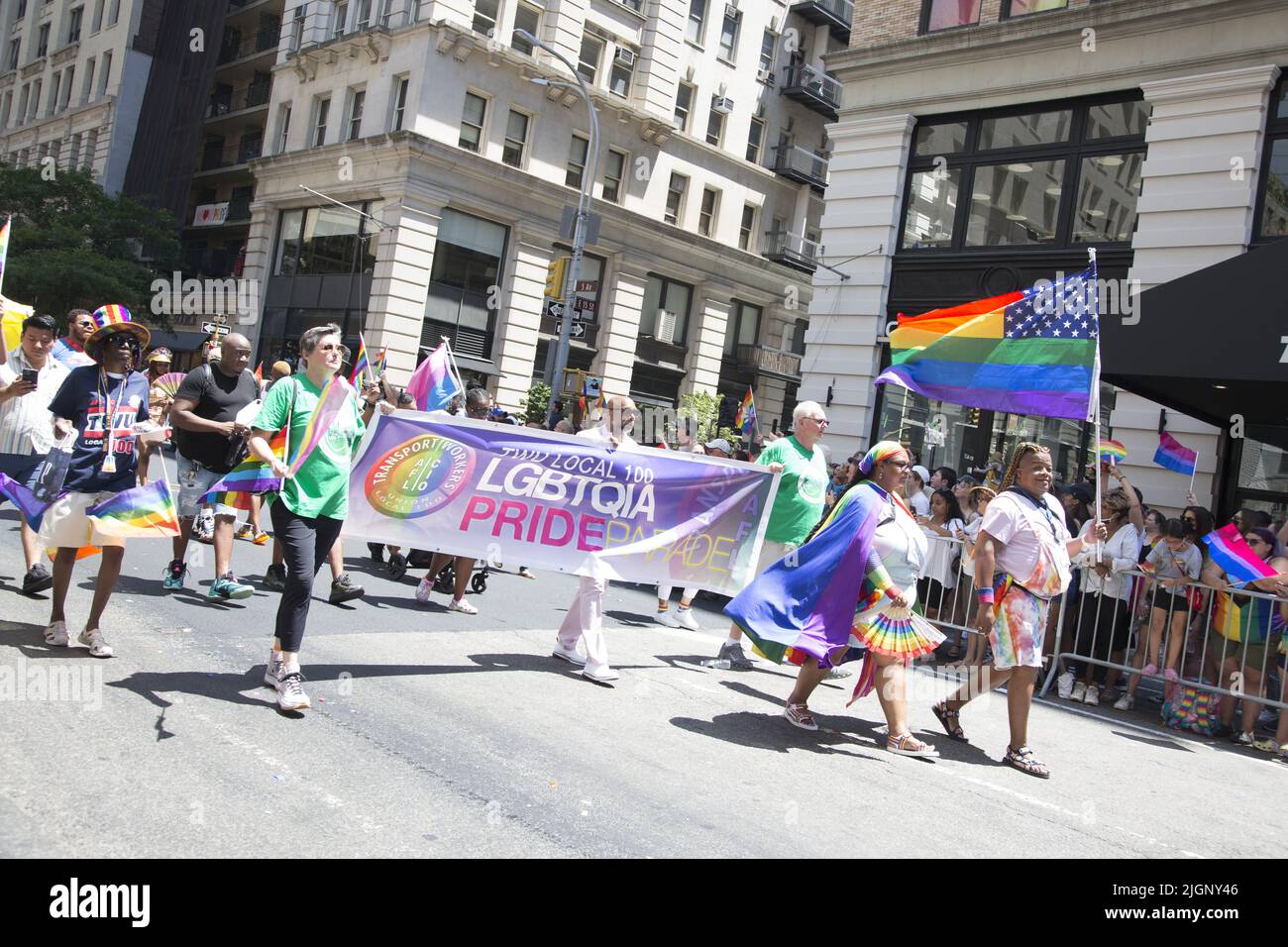 Le défilé annuel gay Pride revient en mars sur 5th Avenue et se termine sur Christopher Street dans Greenwich Village après une pause de 3 ans en raison de la pandémie Covid-19. Des membres du syndicat local des transports ont défilé. Banque D'Images