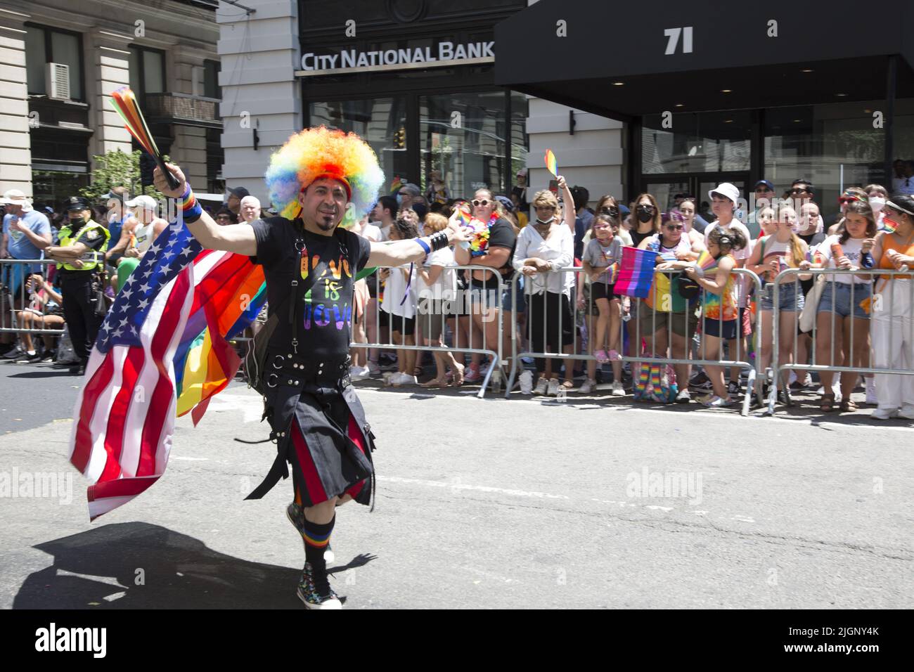 Le défilé annuel gay Pride revient en mars sur 5th Avenue et se termine sur Christopher Street dans Greenwich Village après une pause de 3 ans en raison de la pandémie Covid-19. Les spectateurs étaient en grand nombre pour soutenir la communauté LGBTQ. Banque D'Images