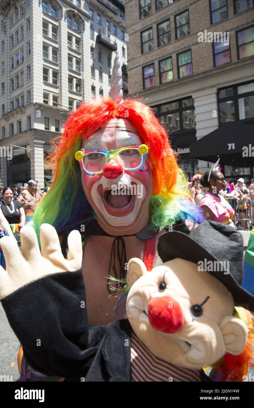 Le défilé annuel gay Pride revient en mars sur 5th Avenue et se termine sur Christopher Street dans Greenwich Village après une pause de 3 ans en raison de la pandémie Covid-19. Banque D'Images