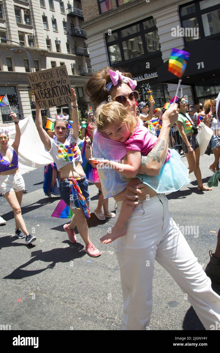Le défilé annuel gay Pride revient en mars sur 5th Avenue et se termine sur Christopher Street dans Greenwich Village après une pause de 3 ans en raison de la pandémie Covid-19. Banque D'Images