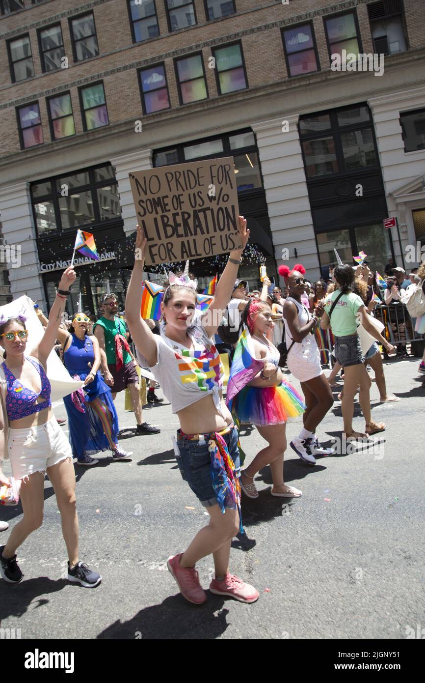 Le défilé annuel gay Pride revient en mars sur 5th Avenue et se termine sur Christopher Street dans Greenwich Village après une pause de 3 ans en raison de la pandémie Covid-19. Banque D'Images