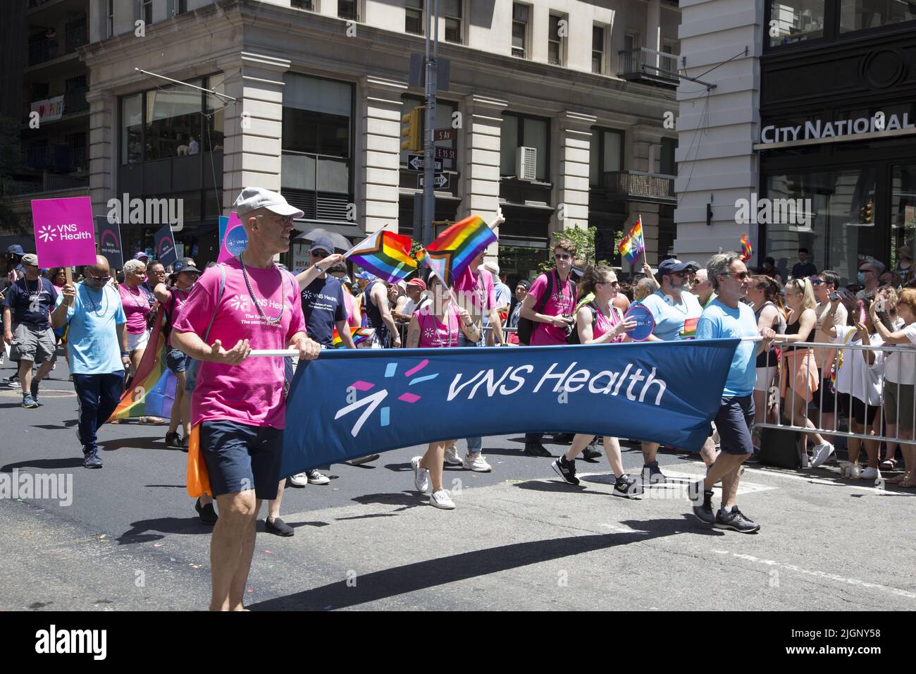 Le défilé annuel gay Pride revient en mars sur 5th Avenue et se termine sur Christopher Street dans Greenwich Village après une pause de 3 ans en raison de la pandémie Covid-19. Le VNS de NY marche dans la parade avec un flotteur. Depuis 125 ans, le service des infirmières visiteuses de New York s'est engagé à répondre aux besoins de tous les New-Yorkais en matière de soins de santé à domicile, d'hospice et de soins privés de qualité. Aujourd'hui, VNSNY reste déterminée à offrir des soins de qualité et de compassion. Banque D'Images