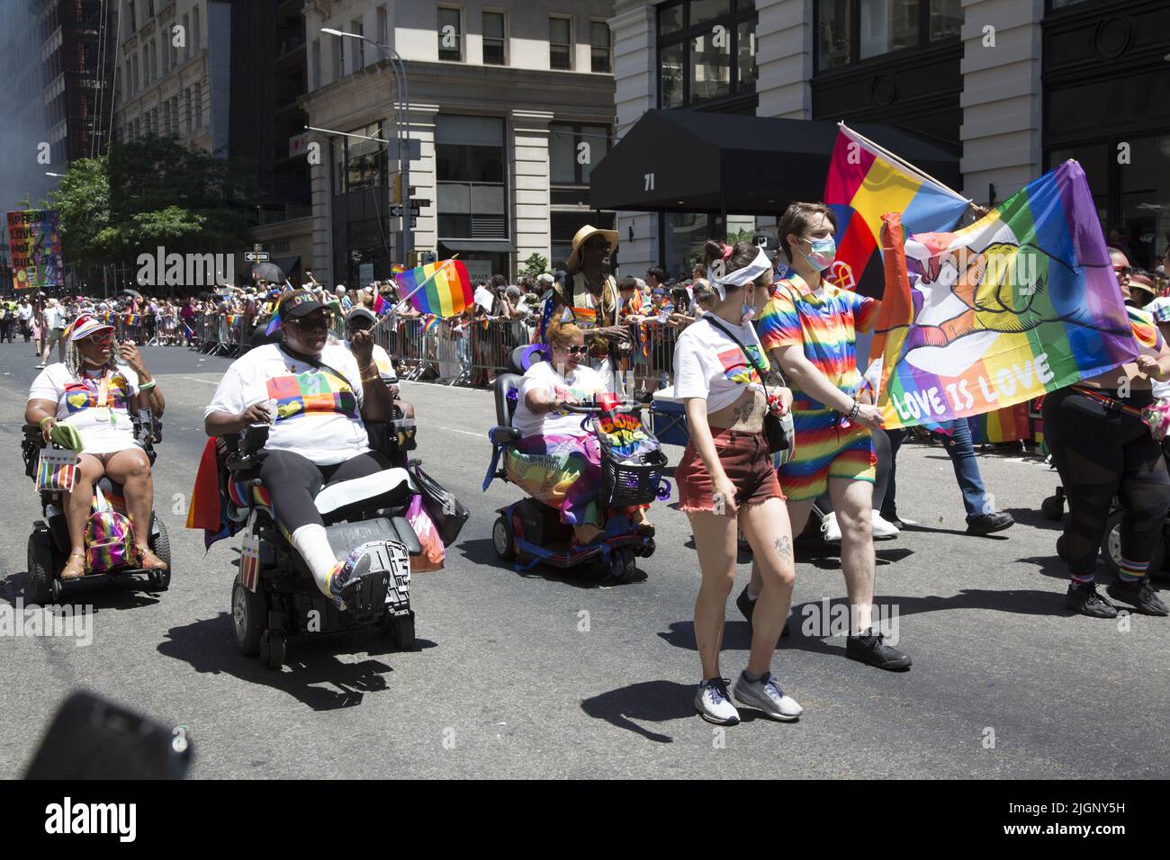 Le défilé annuel gay Pride revient en mars sur 5th Avenue et se termine sur Christopher Street dans Greenwich Village après une pause de 3 ans en raison de la pandémie Covid-19. Les gays handicapés défilent dans le défilé. Banque D'Images