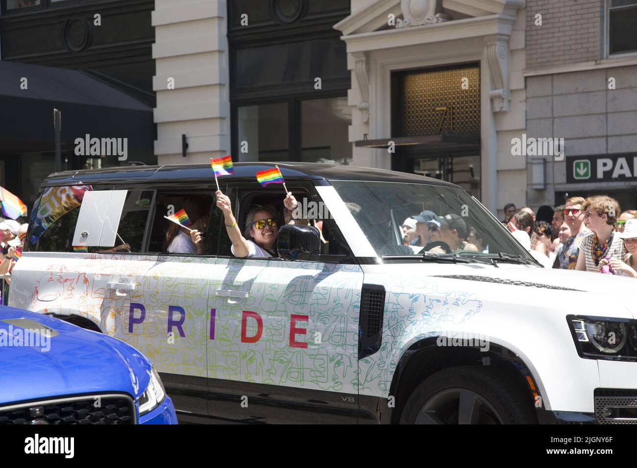 Le défilé annuel gay Pride revient en mars sur 5th Avenue et se termine sur Christopher Street dans Greenwich Village après une pause de 3 ans en raison de la pandémie Covid-19. Banque D'Images