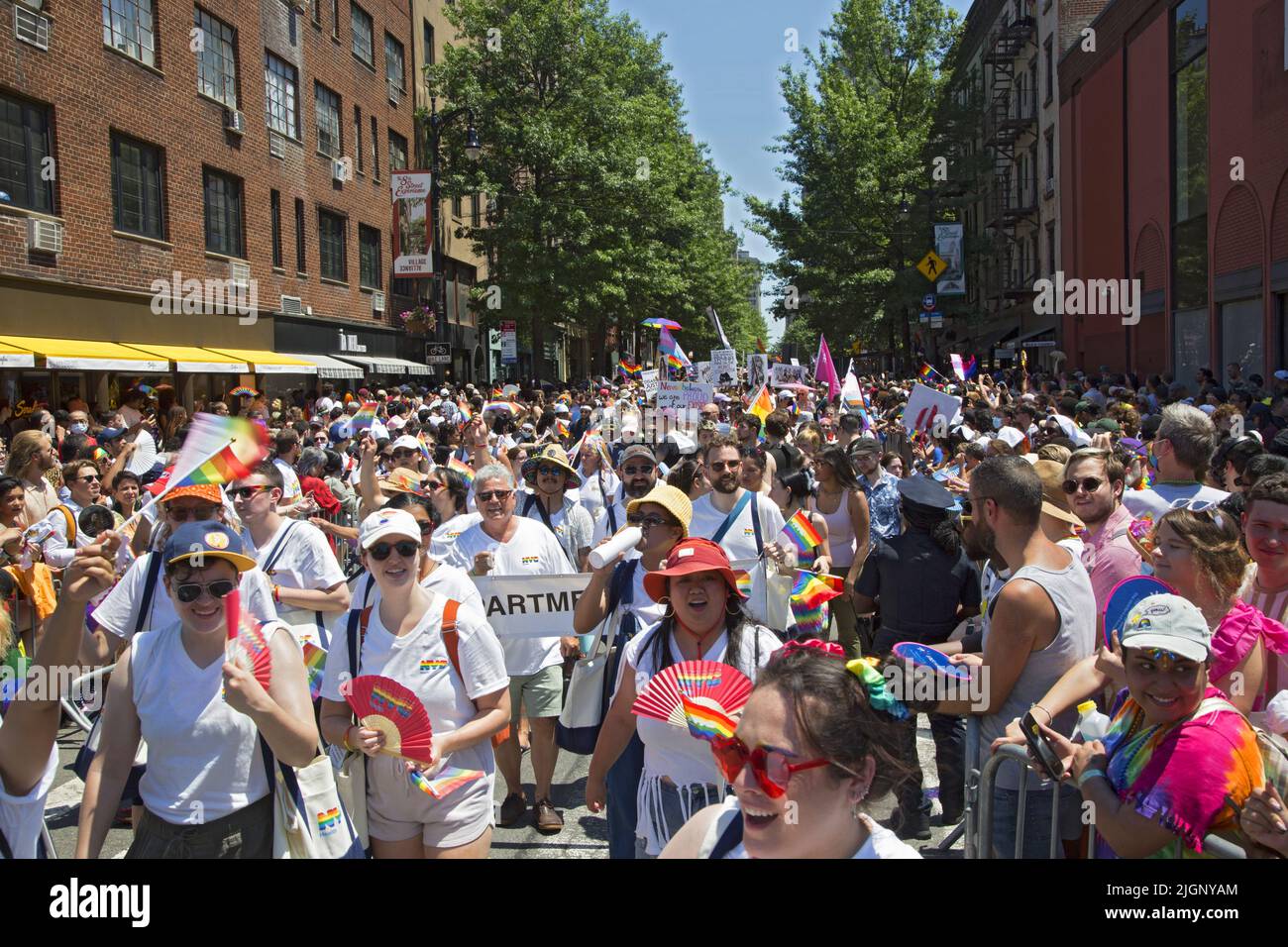 Le défilé annuel gay Pride revient en mars sur 5th Avenue et se termine sur Christopher Street dans Greenwich Village après une pause de 3 ans en raison de la pandémie Covid-19. Le mouvement de justice pour personnes handicapées était un groupe remarquable dans la diversité des personnes qui ont constitué le défilé. Banque D'Images