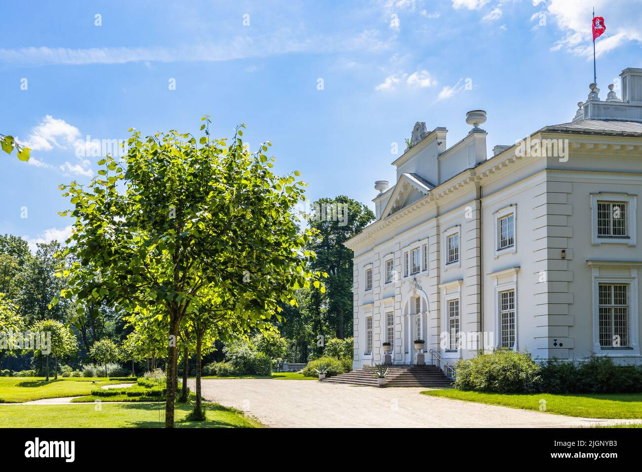 Uzutrakis manoir. Manoir à colonnades situé dans des jardins paysagers Banque D'Images