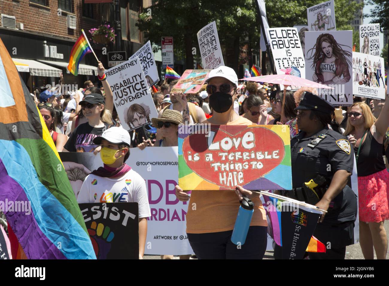 Le défilé annuel gay Pride revient en mars sur 5th Avenue et se termine sur Christopher Street dans Greenwich Village après une pause de 3 ans en raison de la pandémie Covid-19. Banque D'Images