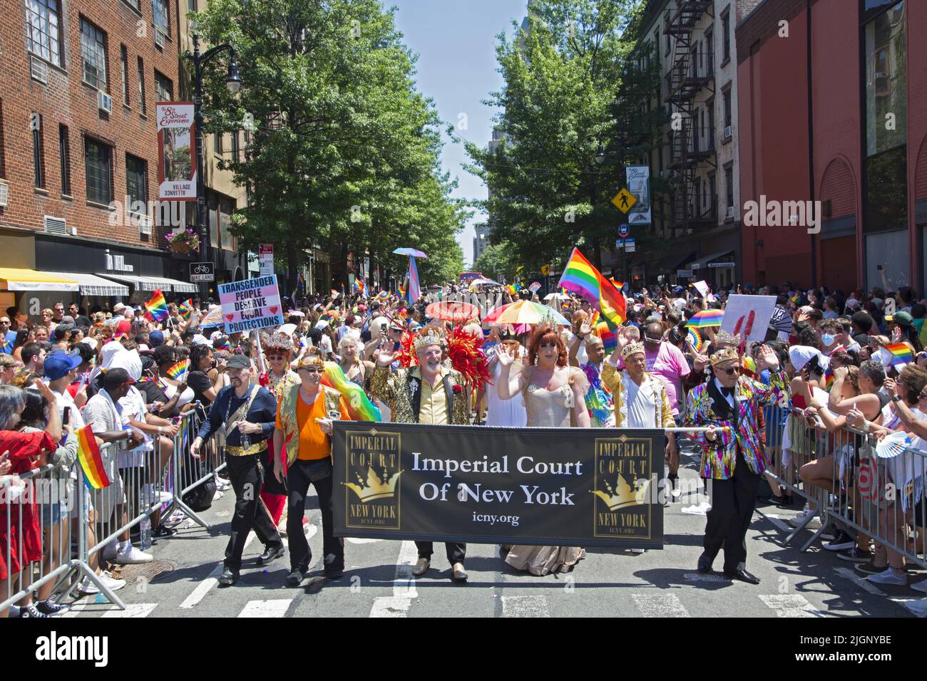 Le défilé annuel gay Pride revient en mars sur 5th Avenue et se termine sur Christopher Street dans Greenwich Village après une pause de 3 ans en raison de la pandémie Covid-19. L'organisation de la Cour impériale de New York englobe la diversité et l'inclusion à tous les niveaux. Nous prenons nos talents et nos passions spéciaux pour la mode et l'art de la performance et les employons pour recueillir de l'argent, de la sensibilisation et de la conscience dans le soutien des organismes de services directs qui affectent positivement la communauté LGBTQ. Banque D'Images