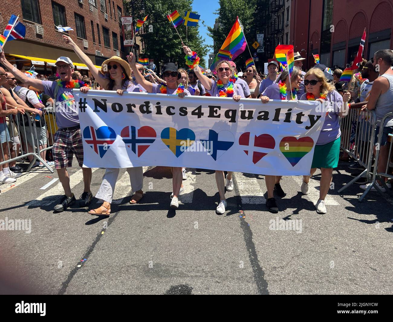 Le défilé annuel gay Pride revient en mars sur 5th Avenue et se termine sur Christopher Street dans Greenwich Village après une pause de 3 ans en raison de la pandémie Covid-19. Les pays nordiques pour l'égalité montrent leur présence à la marche. Banque D'Images