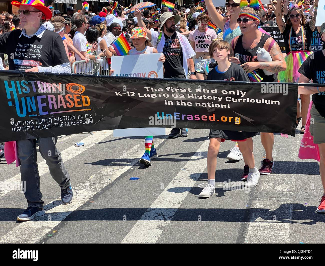 Le défilé annuel gay Pride revient en mars sur 5th Avenue et se termine sur Christopher Street dans Greenwich Village après une pause de 3 ans en raison de la pandémie Covid-19. Banque D'Images