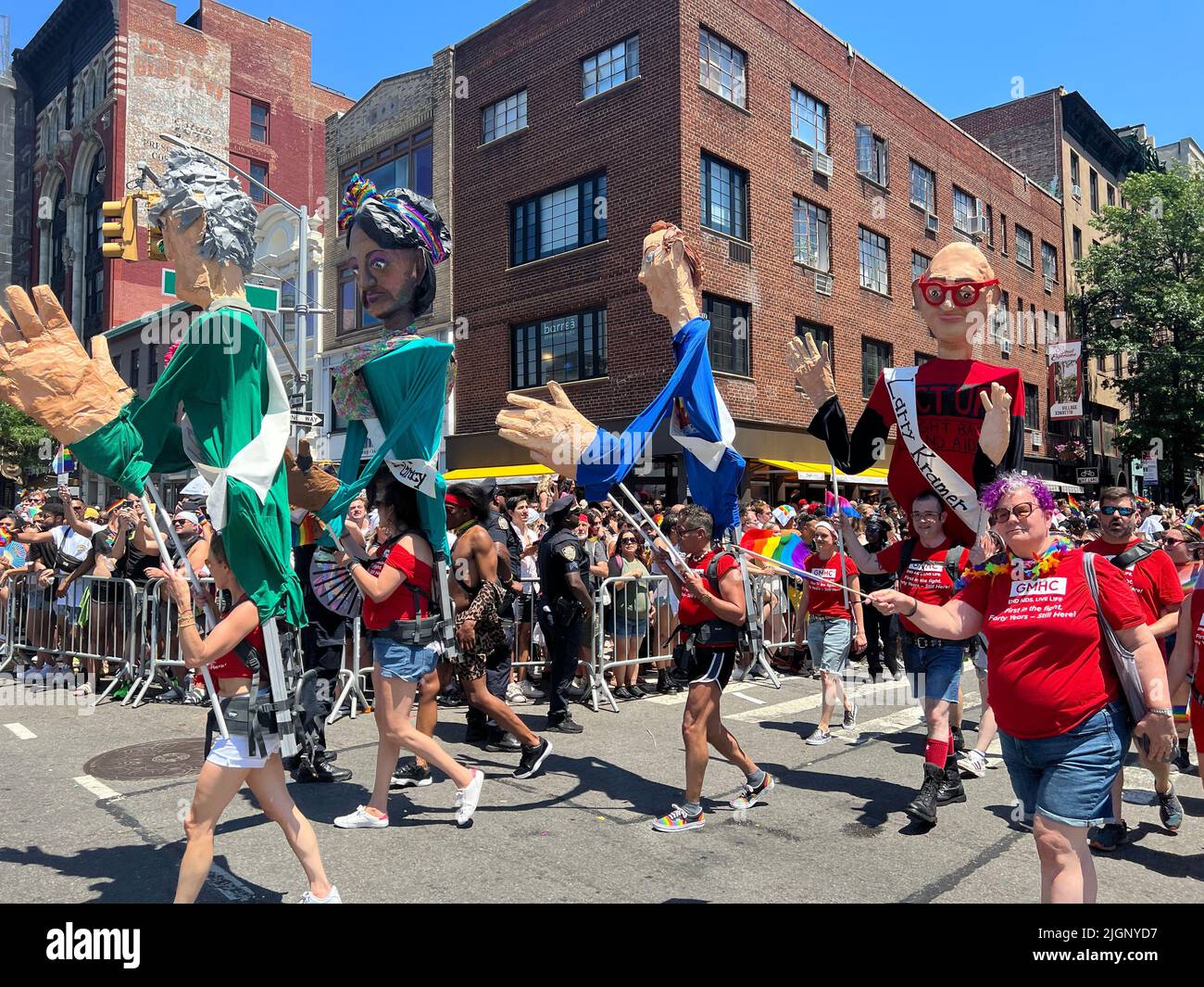 Le défilé annuel gay Pride revient en mars sur 5th Avenue et se termine sur Christopher Street dans Greenwich Village après une pause de 3 ans en raison de la pandémie Covid-19. Banque D'Images
