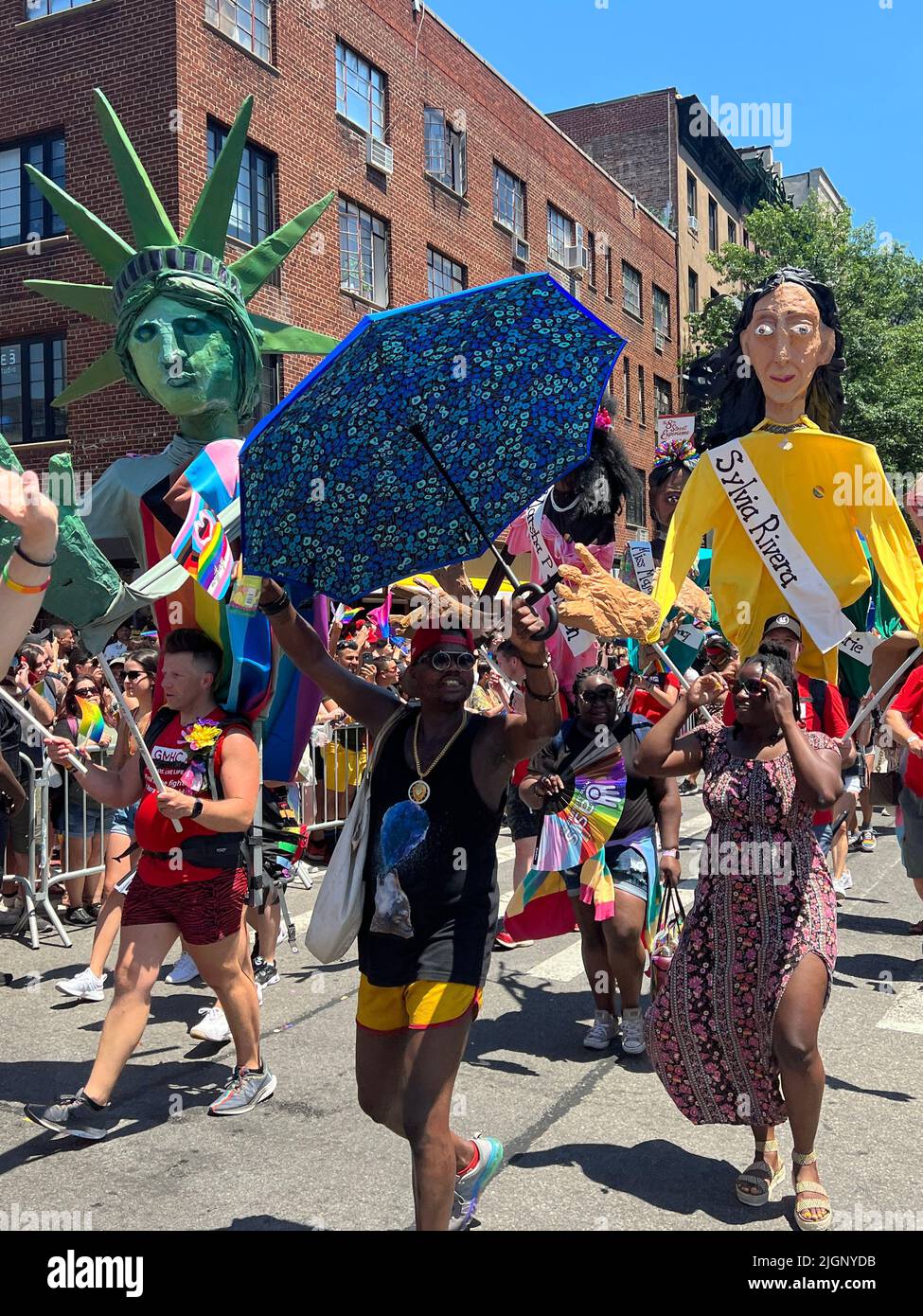 Le défilé annuel gay Pride revient en mars sur 5th Avenue et se termine sur Christopher Street dans Greenwich Village après une pause de 3 ans en raison de la pandémie Covid-19. Grande marionnette de Sylvia Rivera célèbre activiste des droits gay mieux connue pour ses actions dans le soulèvement de Stonewall en 1969. Banque D'Images