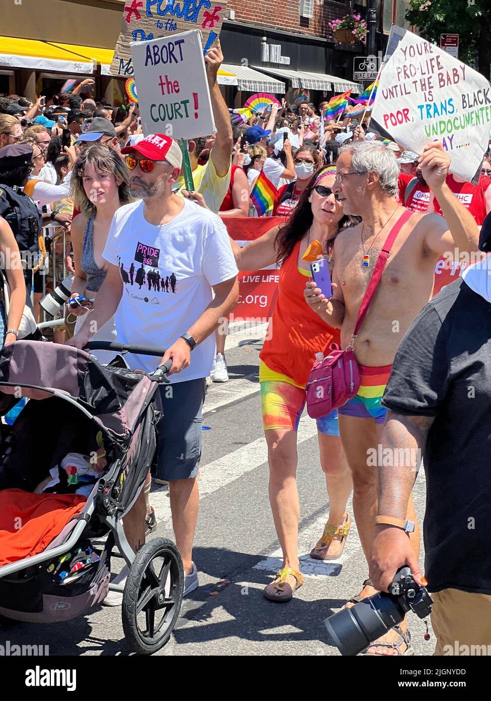 Le défilé annuel gay Pride revient en mars sur 5th Avenue et se termine sur Christopher Street dans Greenwich Village après une pause de 3 ans en raison de la pandémie Covid-19. Banque D'Images