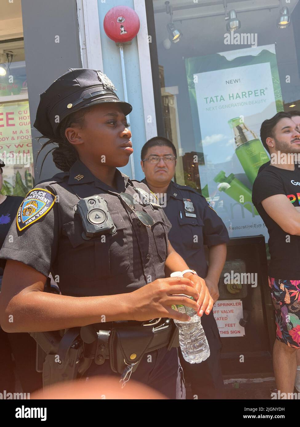Le défilé annuel gay Pride revient en mars sur 5th Avenue et se termine sur Christopher Street dans Greenwich Village après une pause de 3 ans en raison de la pandémie Covid-19. Une femme officier de police de NYPD se patrouille à la parade. Banque D'Images